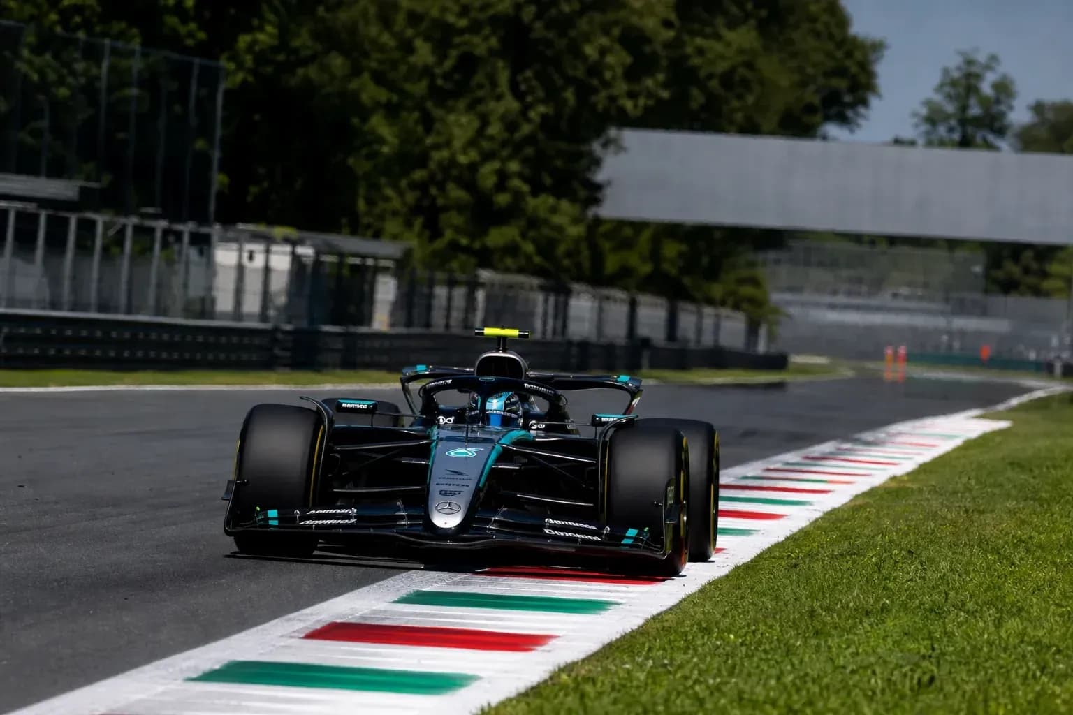 Coche de Fórmula 1 en la pista de Monza Coche de Fórmula 1 en la pista de Monza