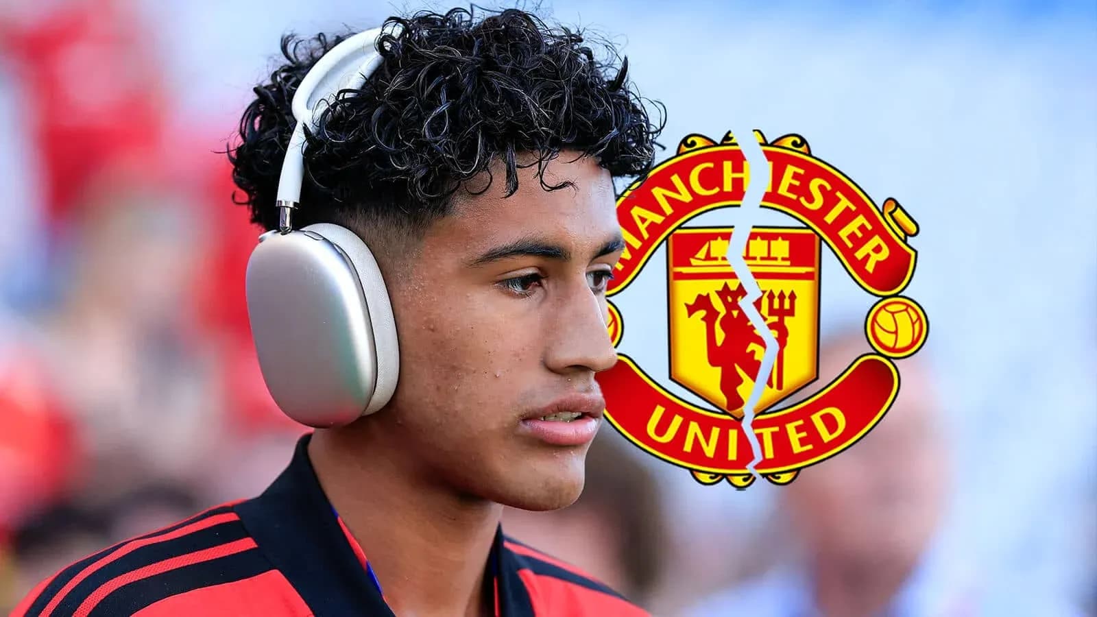 Jugador con auriculares frente al logo de Manchester United Jugador con auriculares frente al logo de Manchester United