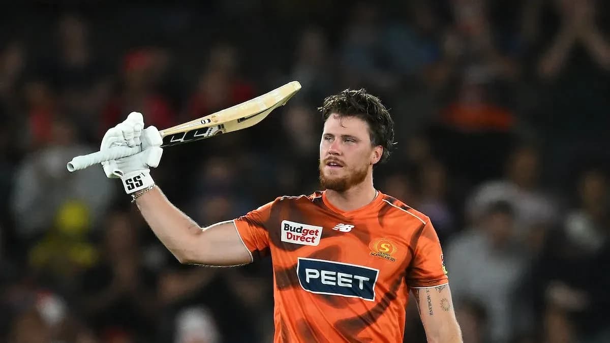 Jugador de cricket celebrando con bate en mano Jugador de cricket celebrando con bate en mano