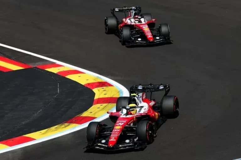 Dos coches de Ferrari en curva durante carrera Dos coches de Ferrari en curva durante carrera