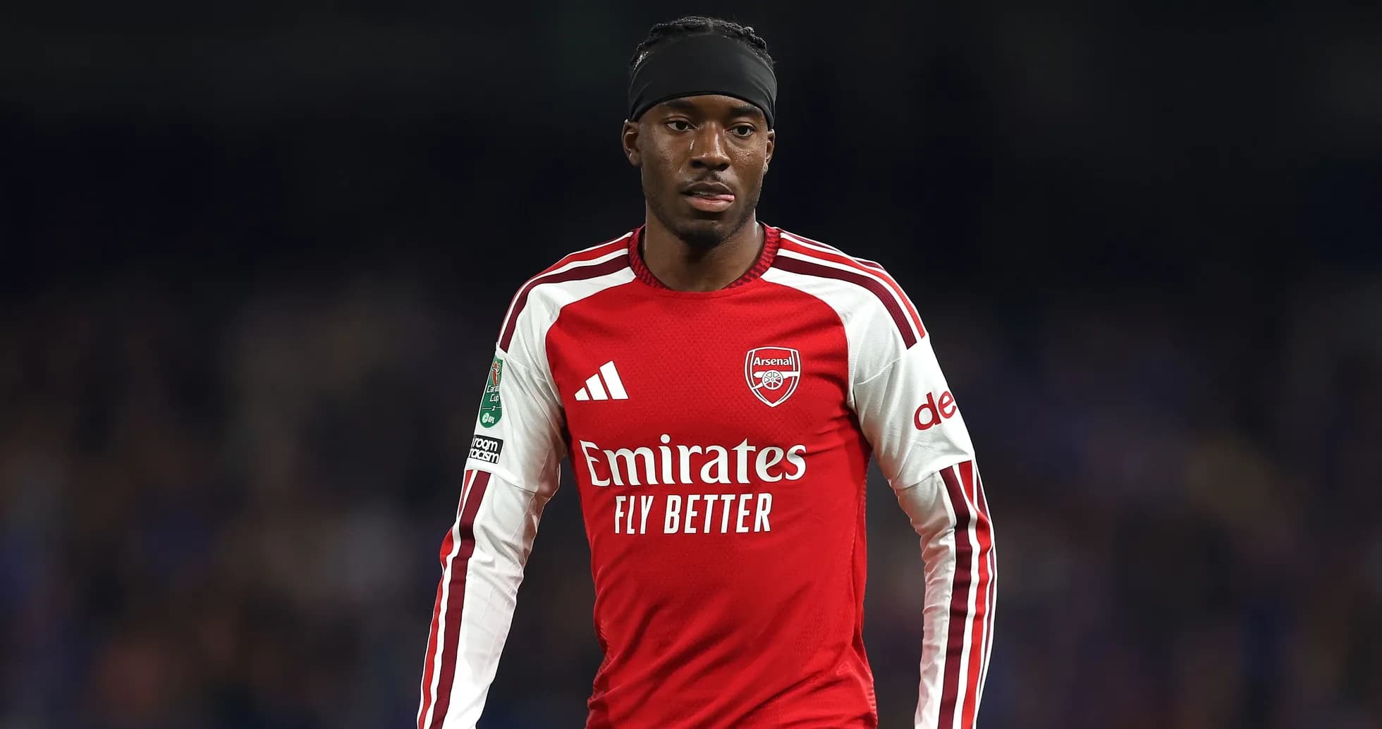 Jugador de Arsenal en uniforme rojo durante partido Jugador de Arsenal en uniforme rojo durante partido