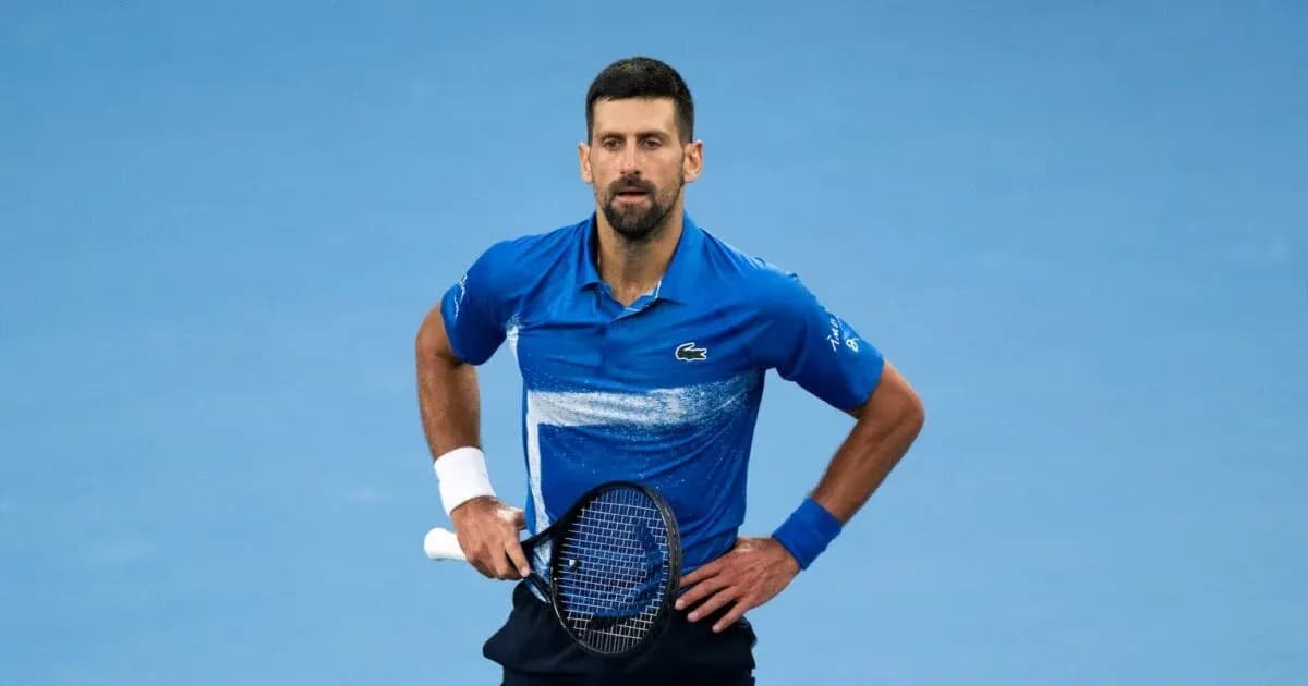 Jugador de tenis con raqueta en la cancha Jugador de tenis con raqueta en la cancha