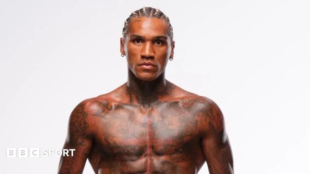 Atleta posando con tatuajes en el torso Atleta posando con tatuajes en el torso