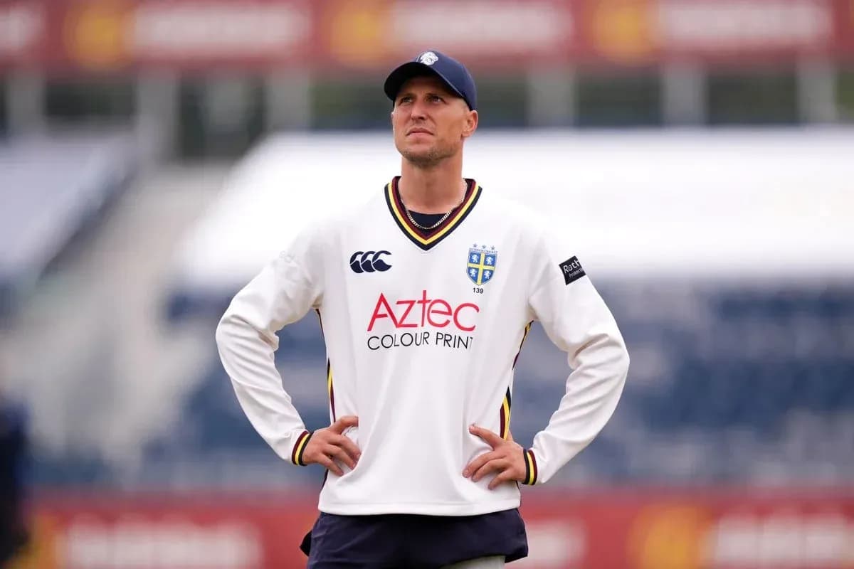 Jugador de cricket en uniforme mirando hacia arriba Jugador de cricket en uniforme mirando hacia arriba