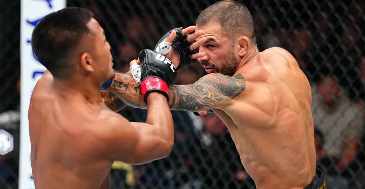 Luchador lanzando un golpe en pelea de UFC Luchador lanzando un golpe en pelea de UFC
