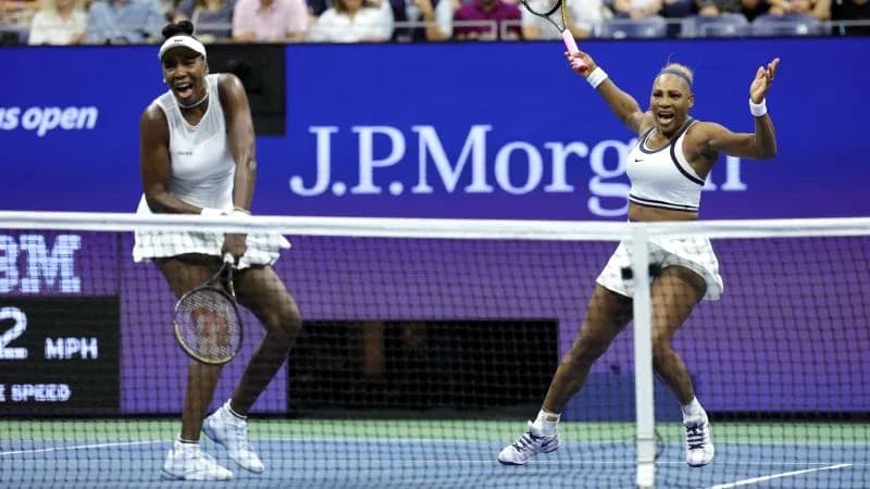 Serena y Venus Williams celebrando en la cancha Serena y Venus Williams celebrando en la cancha