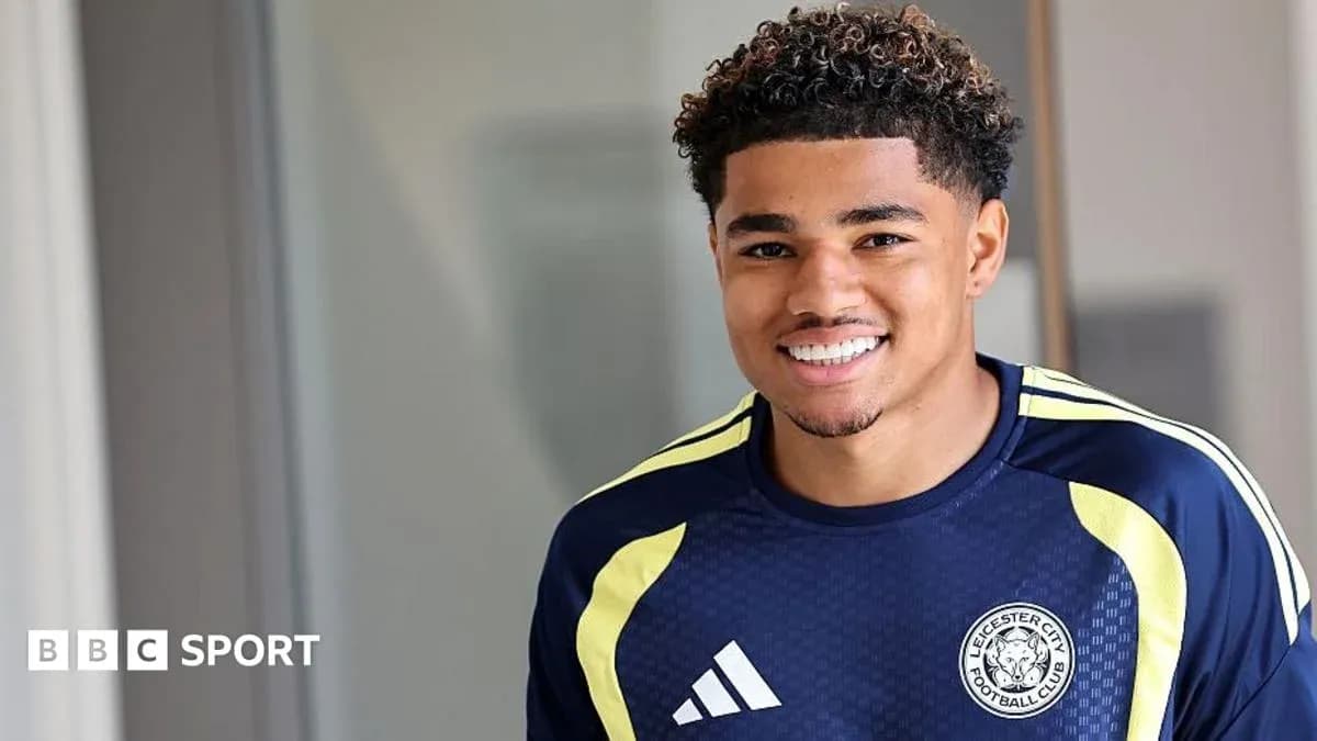 Jugador de Leicester City sonriendo en vestuario Jugador de Leicester City sonriendo en vestuario