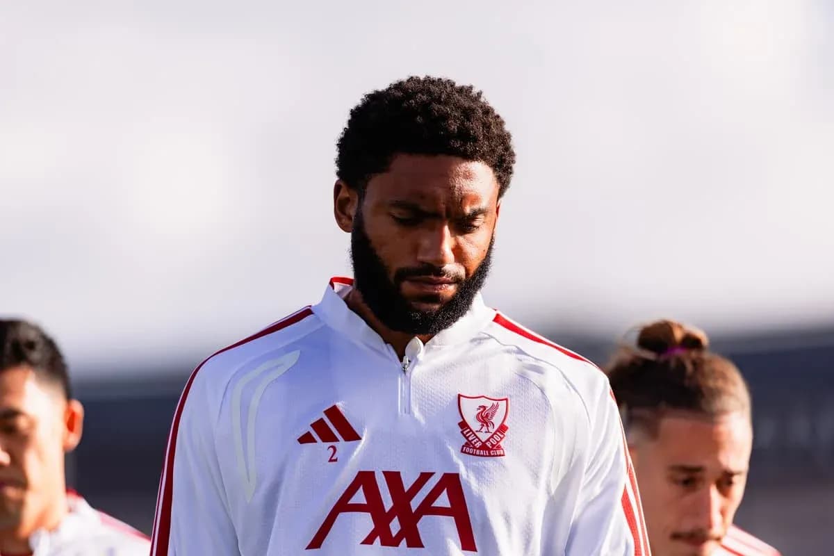 Jugador de Liverpool FC en sesión de calentamiento Jugador de Liverpool FC en sesión de calentamiento