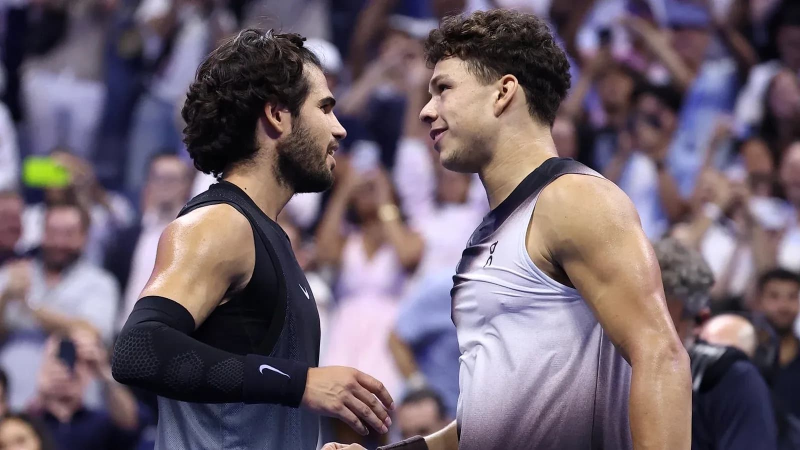 Jugadores de tenis saludándose tras el partido Jugadores de tenis saludándose tras el partido