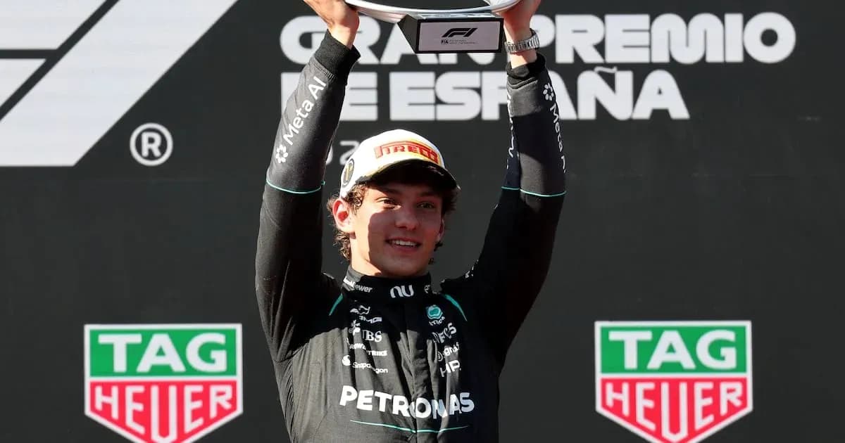 Piloto levantando trofeo en el podio de España Piloto levantando trofeo en el podio de España