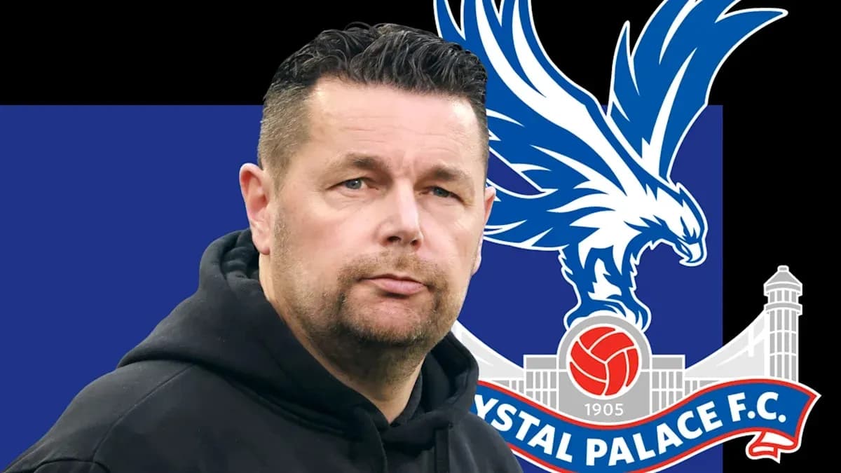 Entrenador de Crystal Palace con escudo del club Entrenador de Crystal Palace con escudo del club