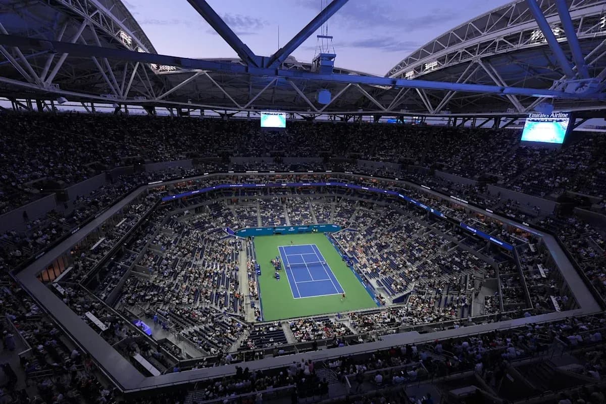 Vista general del estadio lleno durante un partido de tenis Vista general del estadio lleno durante un partido de tenis