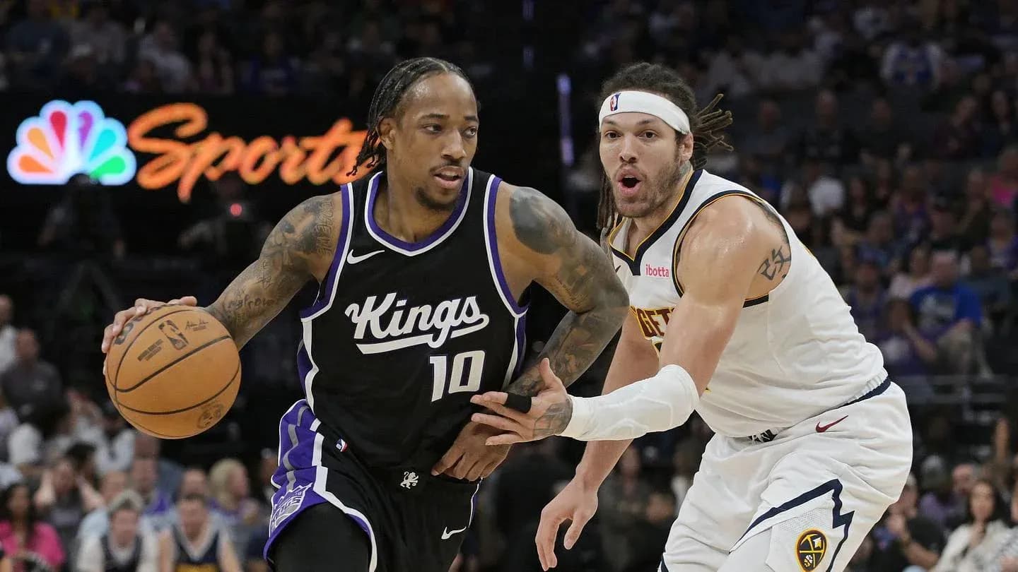 Jugador de los Kings driblando con balón, defendido por rival Jugador de los Kings driblando con balón, defendido por rival