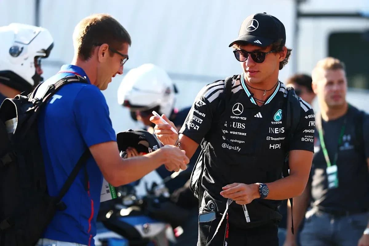 Piloto de Mercedes firmando autógrafos para un aficionado Piloto de Mercedes firmando autógrafos para un aficionado