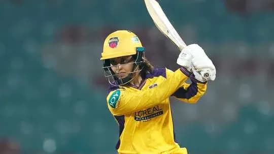 Jugador de cricket bateando en uniforme amarillo Jugador de cricket bateando en uniforme amarillo