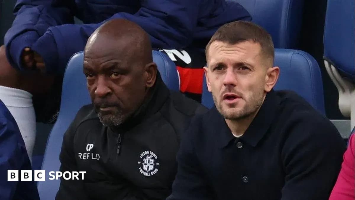 Entrenador y jugador observando el partido desde el banquillo Entrenador y jugador observando el partido desde el banquillo