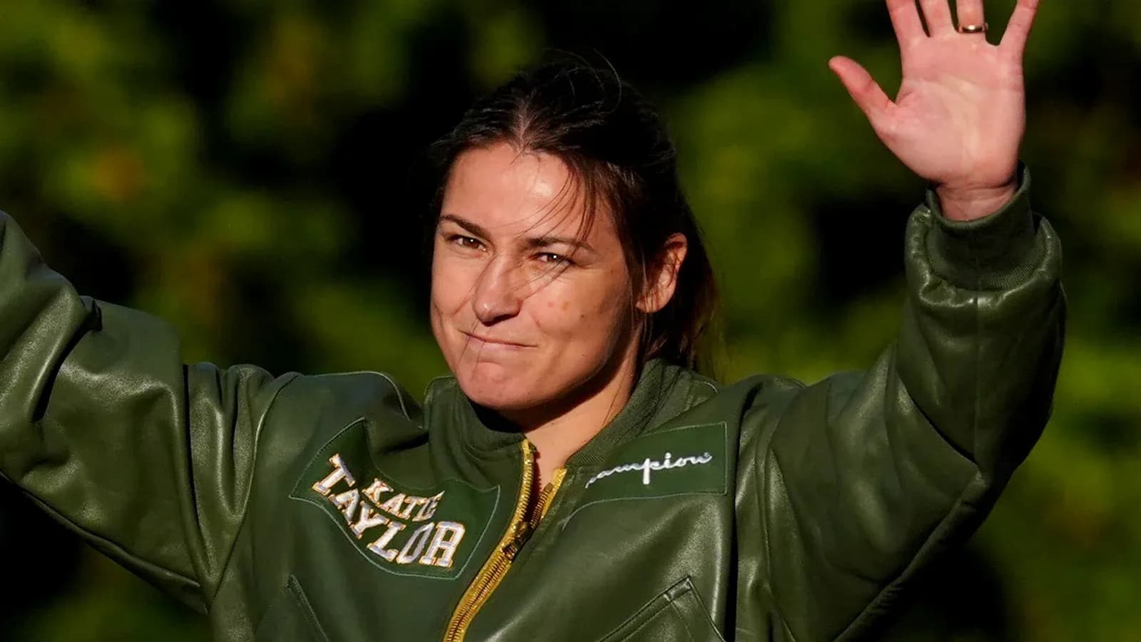 Katie Taylor saludando con una chaqueta verde Katie Taylor saludando con una chaqueta verde