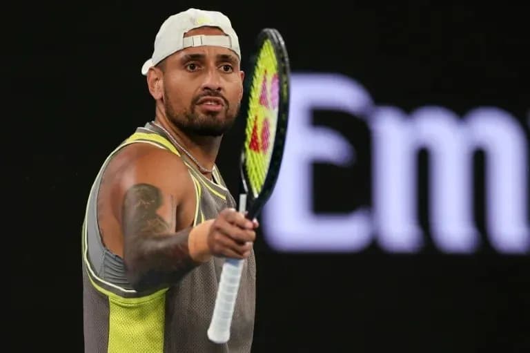 Jugador de tenis sosteniendo raqueta durante partido Jugador de tenis sosteniendo raqueta durante partido
