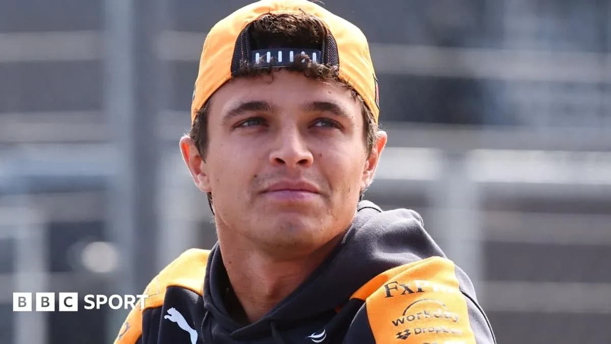 Piloto de Fórmula 1 con gorra en el circuito Piloto de Fórmula 1 con gorra en el circuito