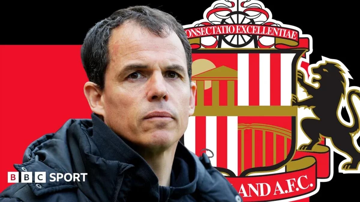 Entrenador frente al escudo del Sunderland AFC Entrenador frente al escudo del Sunderland AFC