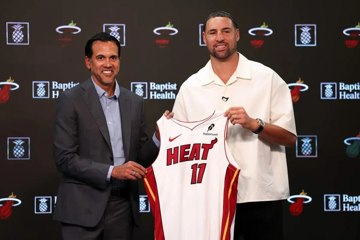 Entrenador y jugador presentando camiseta del Miami Heat Entrenador y jugador presentando camiseta del Miami Heat