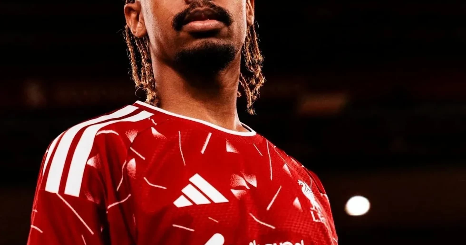 Jugador con camiseta roja posando para la foto Jugador con camiseta roja posando para la foto
