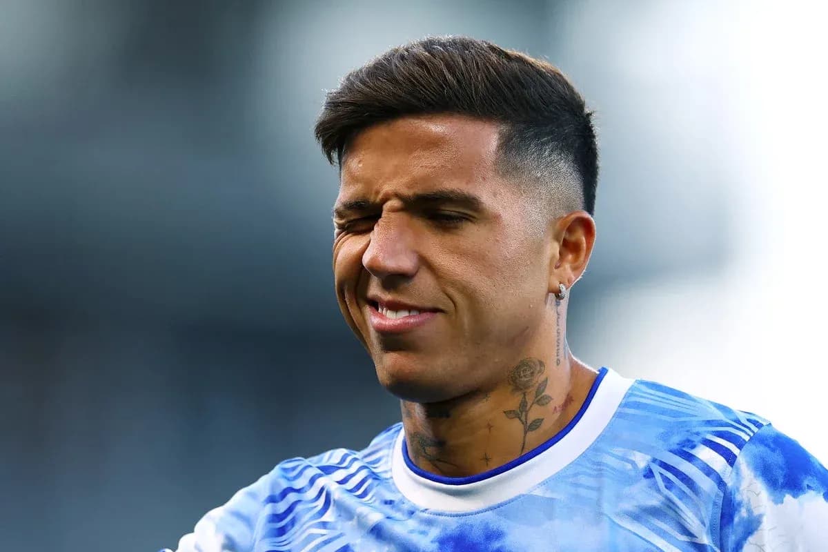 Jugador con camiseta azul en el campo de fútbol Jugador con camiseta azul en el campo de fútbol