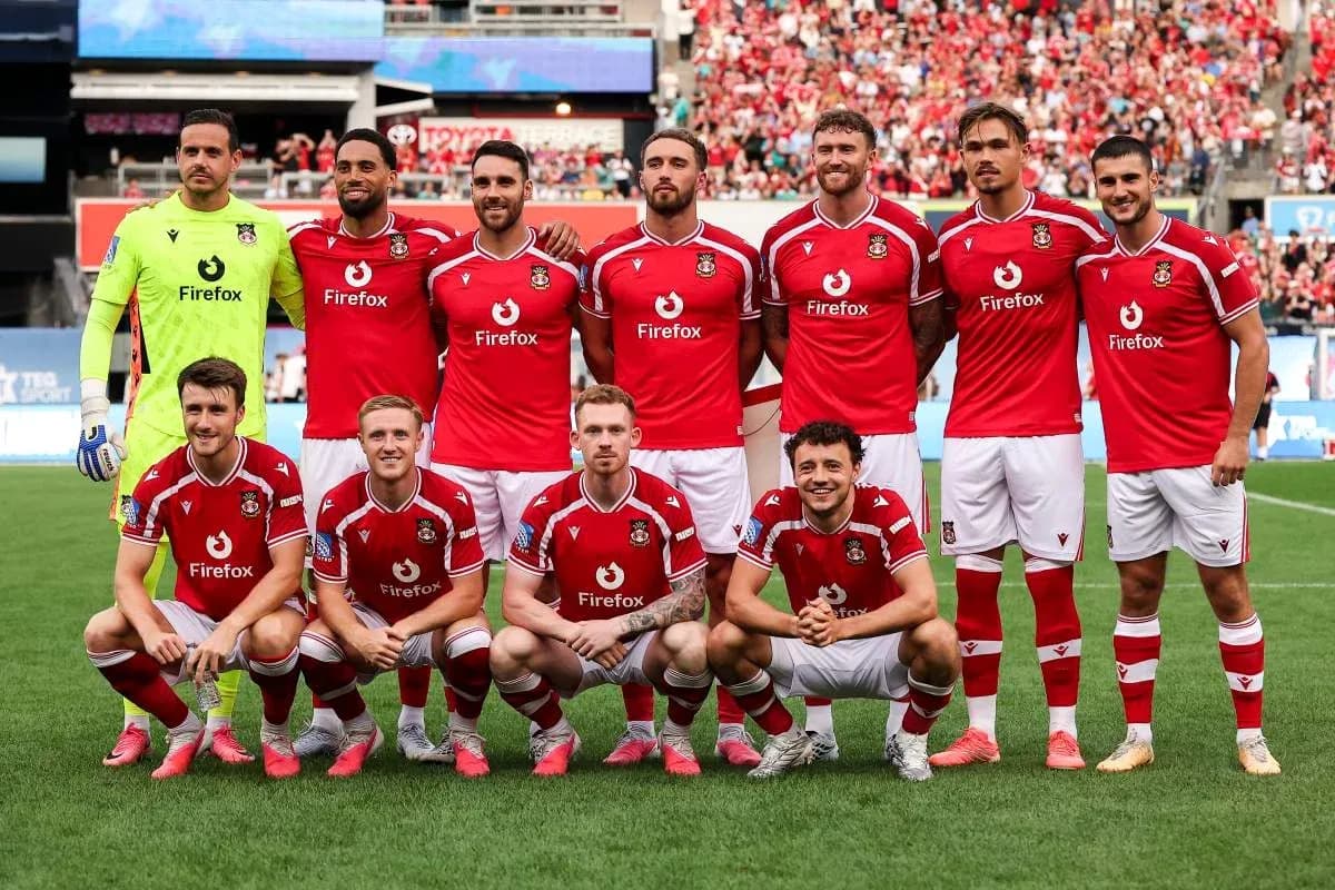 Equipo de fútbol posando en el campo antes del partido Equipo de fútbol posando en el campo antes del partido