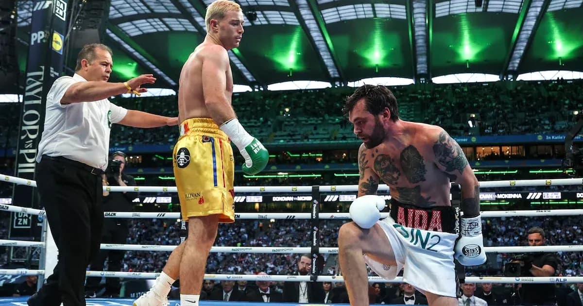 Boxeador en la lona con árbitro y oponente Boxeador en la lona con árbitro y oponente