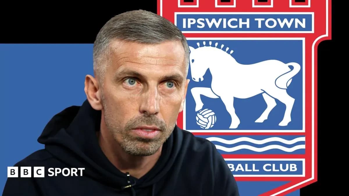 Entrenador hablando con logo de Ipswich Town de fondo Entrenador hablando con logo de Ipswich Town de fondo