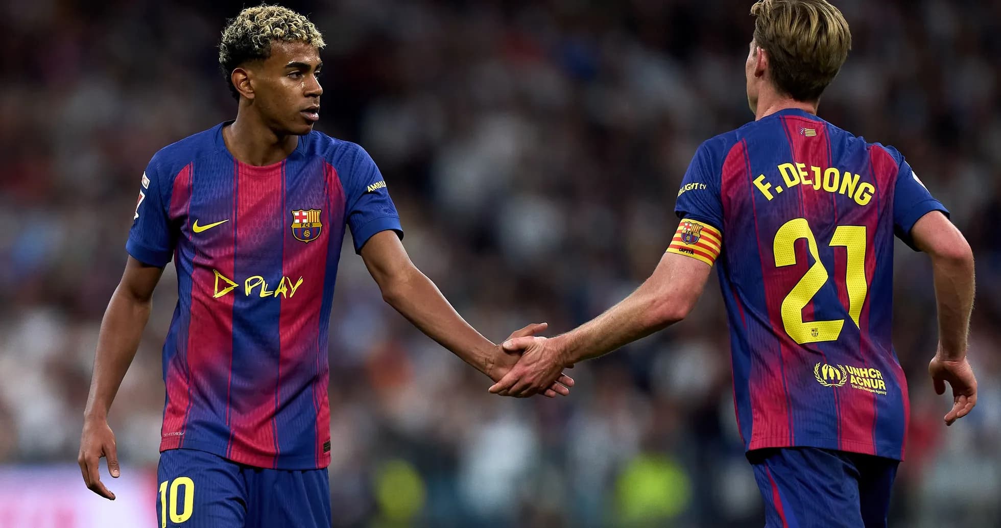 Jugadores del Barcelona chocando manos en el campo Jugadores del Barcelona chocando manos en el campo