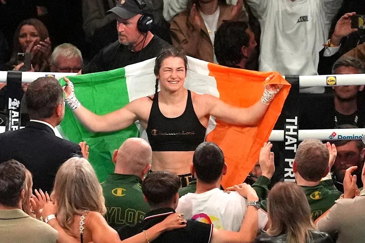 Boxeadora sosteniendo la bandera irlandesa tras ganar Boxeadora sosteniendo la bandera irlandesa tras ganar
