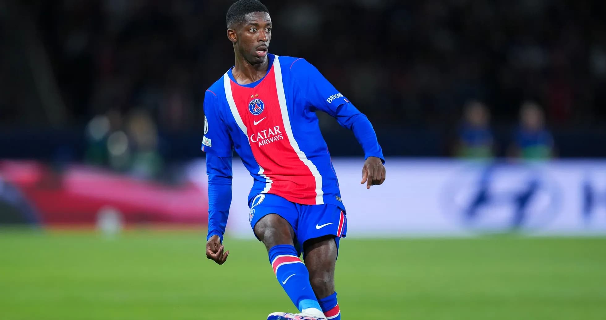 Jugador de PSG controlando el balón en el campo Jugador de PSG controlando el balón en el campo