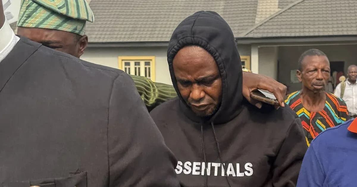 Hombre con sudadera negra rodeado de personas en la calle Hombre con sudadera negra rodeado de personas en la calle