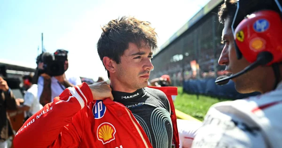 Piloto ajustándose la chaqueta en el paddock Piloto ajustándose la chaqueta en el paddock