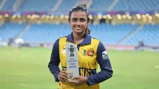 Jugadora de cricket con trofeo de Jugadora del Partido Jugadora de cricket con trofeo de Jugadora del Partido