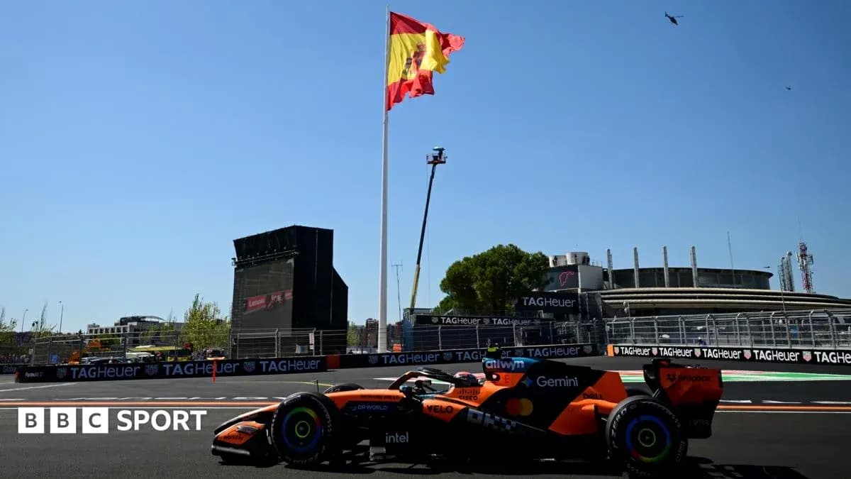 Coche de Fórmula 1 en pista con bandera de España Coche de Fórmula 1 en pista con bandera de España