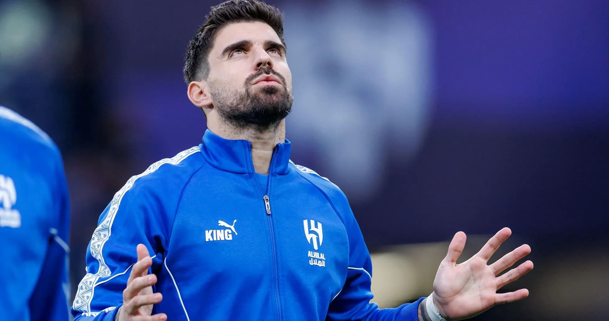 Jugador de Al Hilal en calentamiento antes del partido Jugador de Al Hilal en calentamiento antes del partido