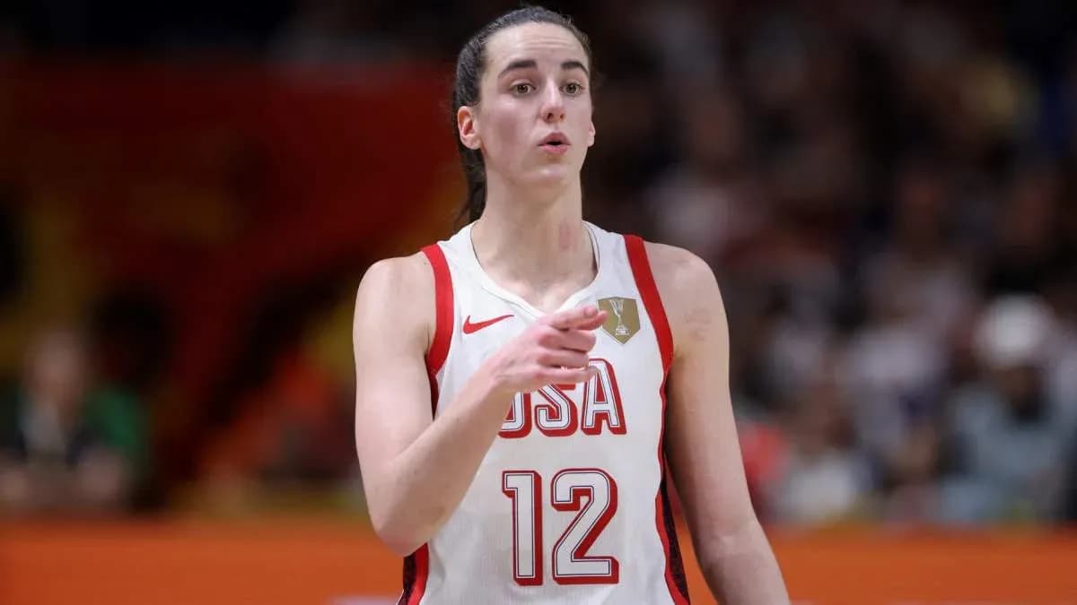 Jugadora de baloncesto de Estados Unidos señalando en juego Jugadora de baloncesto de Estados Unidos señalando en juego