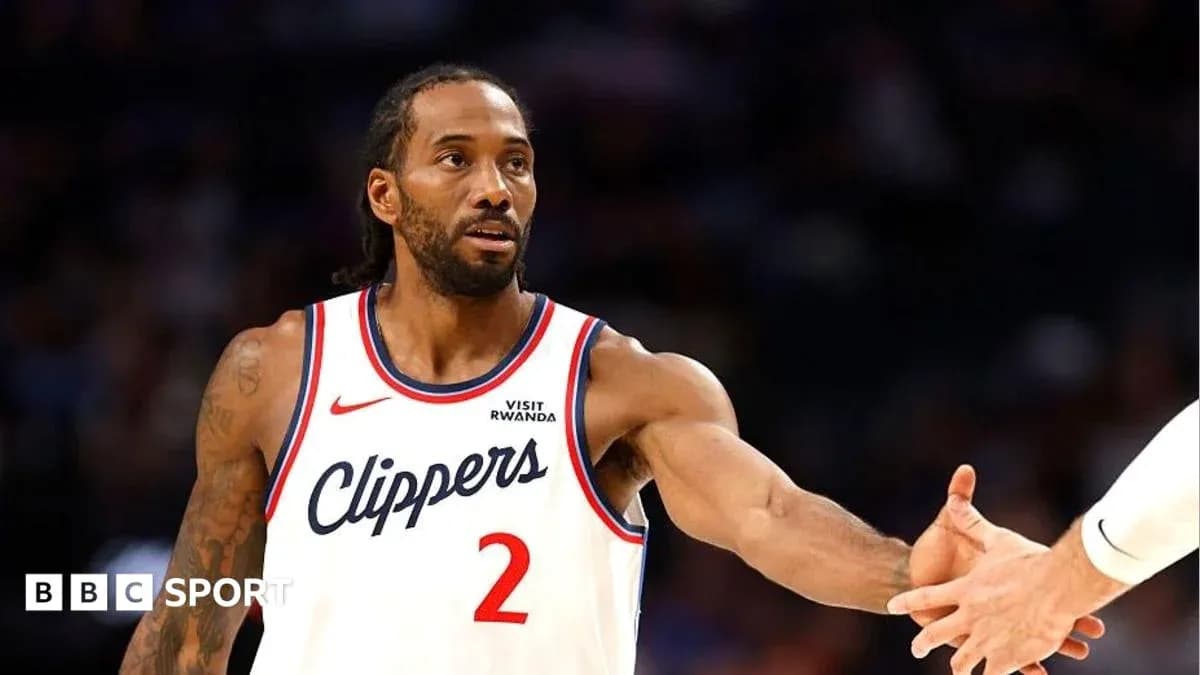 Jugador de Clippers dando la mano durante el partido Jugador de Clippers dando la mano durante el partido
