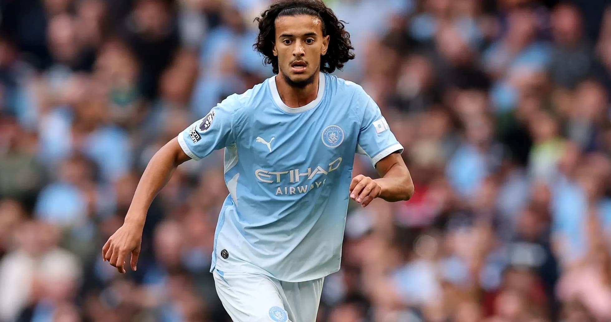 Jugador de Manchester City corriendo durante un partido Jugador de Manchester City corriendo durante un partido