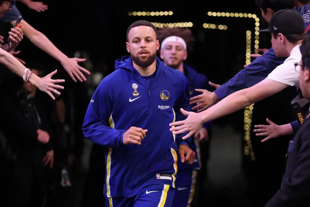 Stephen Curry corriendo hacia la cancha durante presentación Stephen Curry corriendo hacia la cancha durante presentación