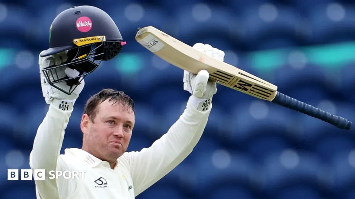 Jugador de cricket levantando casco y bate tras logro Jugador de cricket levantando casco y bate tras logro