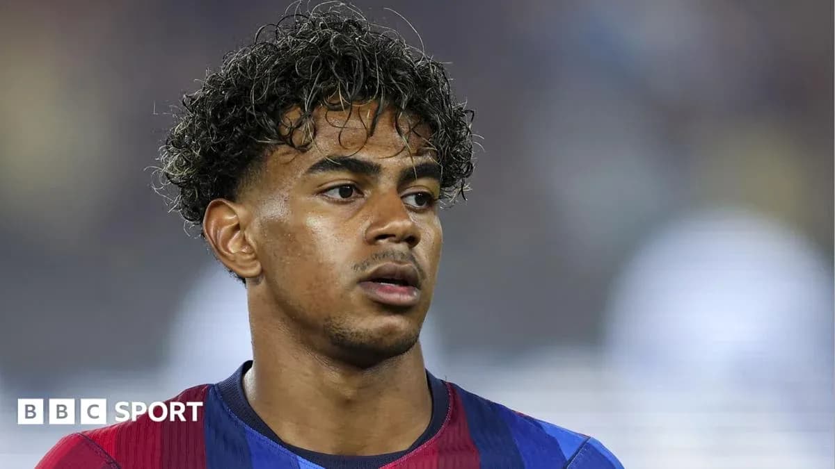 Jugador de Barcelona con camiseta de equipo en primer plano Jugador de Barcelona con camiseta de equipo en primer plano