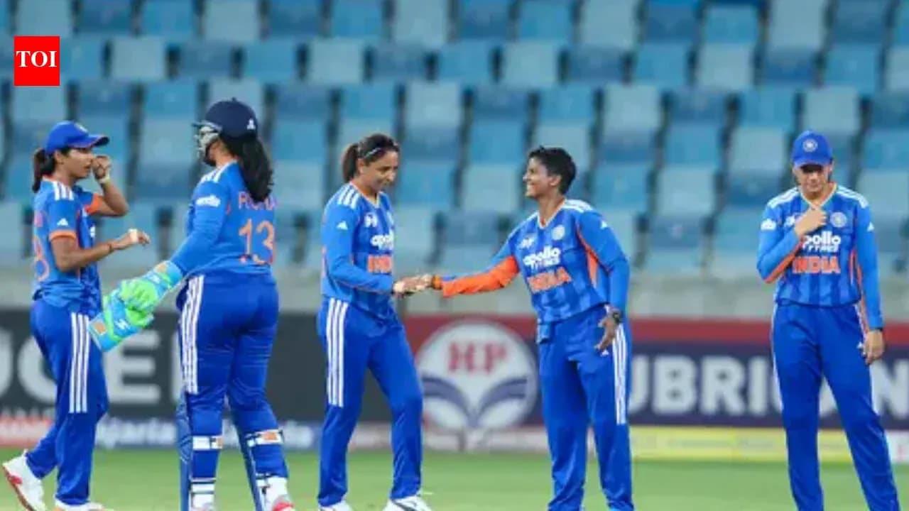 Jugando en equipo, jugadoras de cricket de India celebrando Jugando en equipo, jugadoras de cricket de India celebrando