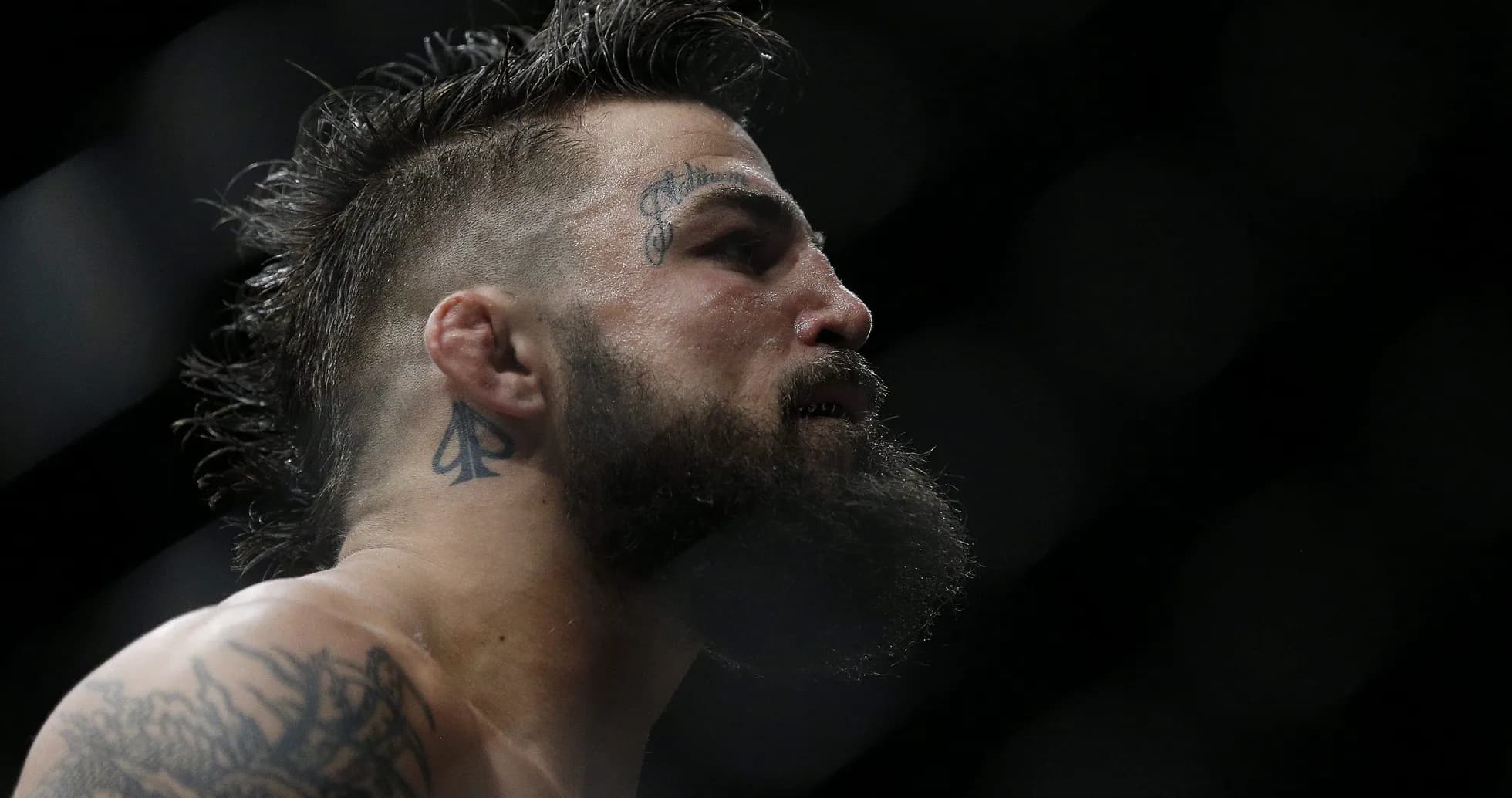 Luchador con tatuajes y barba en el ring Luchador con tatuajes y barba en el ring