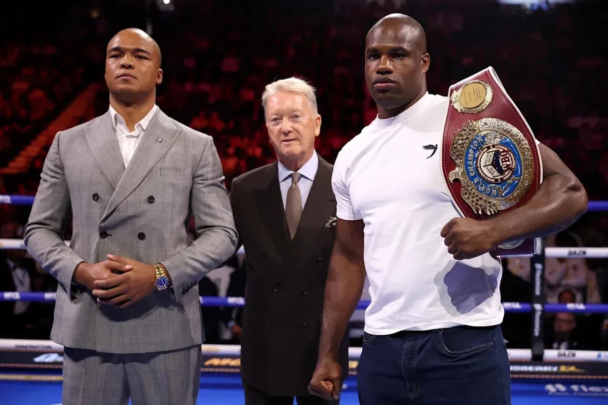 Boxeador sosteniendo cinturón con dos personas a su lado Boxeador sosteniendo cinturón con dos personas a su lado