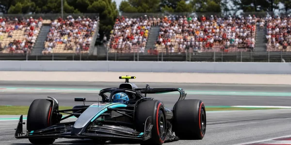 Coche de Fórmula 1 en circuito con público Coche de Fórmula 1 en circuito con público