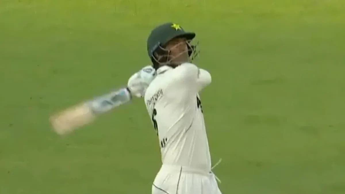Bateador de Pakistán golpeando la pelota en el campo Bateador de Pakistán golpeando la pelota en el campo
