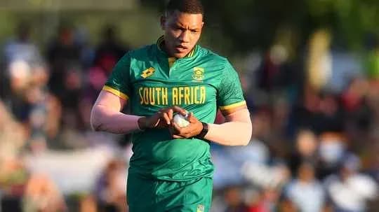 Jugador de rugby de Sudáfrica sosteniendo el balón Jugador de rugby de Sudáfrica sosteniendo el balón